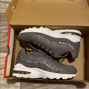 BRAND NEW NIKE AIR MAX 95 LE(GS) SIZE 6